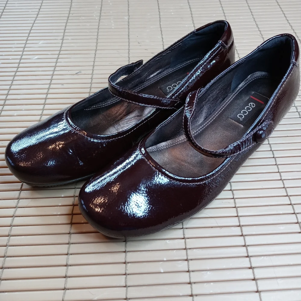 ECCO Women US 9.5 EU 40 Burgundy Patent Mary Jane Walking Flats Shoes. New witho